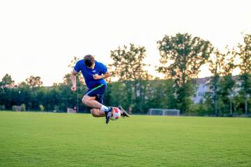 与武契奇联合记者会上泽连斯基的讲话：乌克兰绝不接受屈辱的和平！（配图示意）